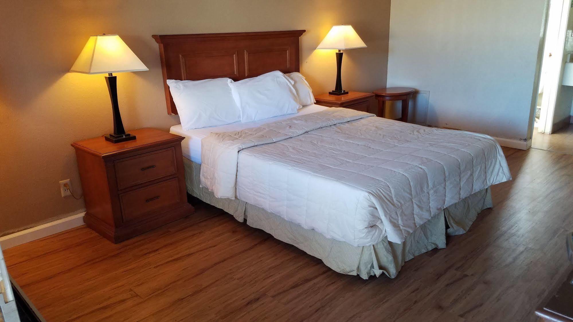 Hotel Europa Ridgecrest Bagian luar foto